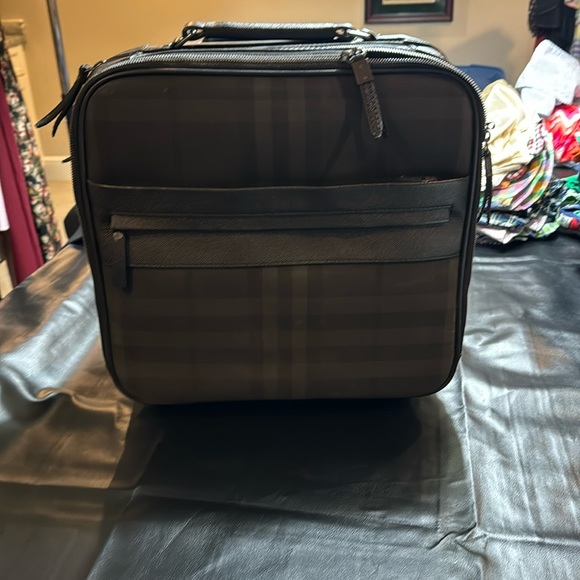 Authentic Burberry Luggage - Picture 1 of 5